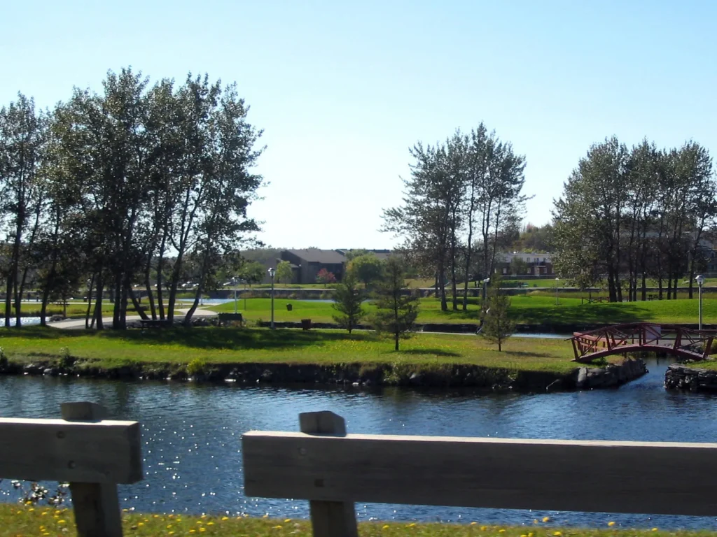 Parc des Îles et rivière Matane au centre-ville de Matane