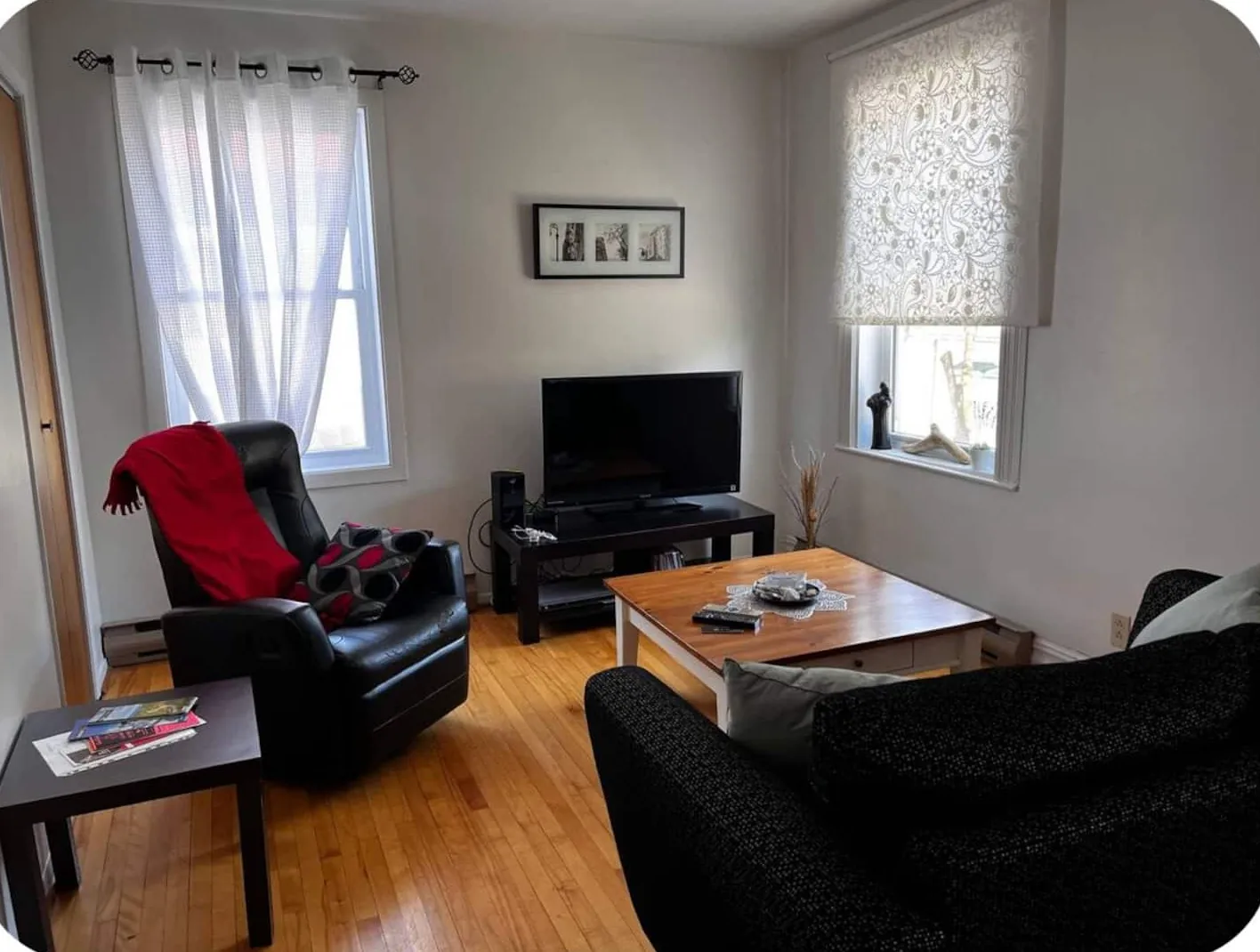 Espace de vie de l'appartement Doux Séjour Matane, avec canapé et téléviseur